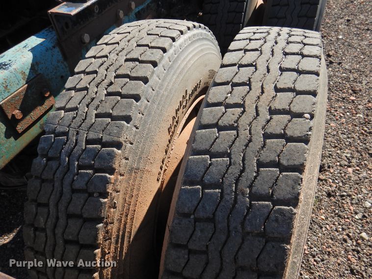 image for item DK2436 1989 Mack R690ST  semi truck