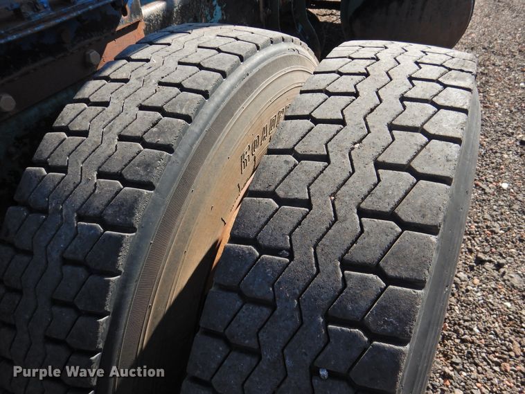 image for item DK2436 1989 Mack R690ST  semi truck