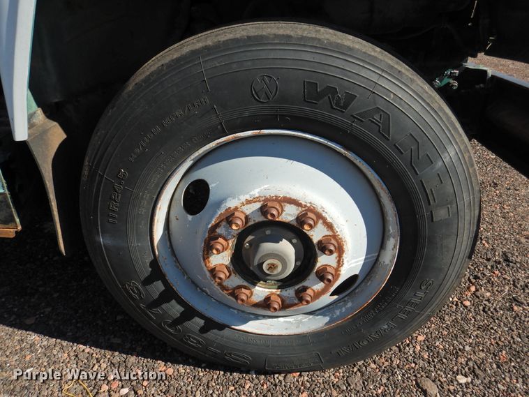 image for item DK2436 1989 Mack R690ST  semi truck