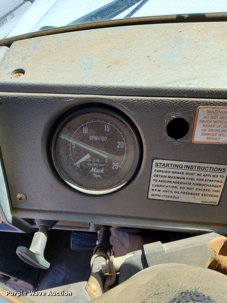 image for item DK2436 1989 Mack R690ST  semi truck