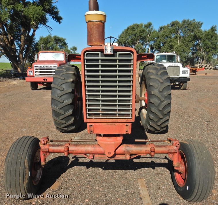 image for item DK2437 1968 International 1256  tractor