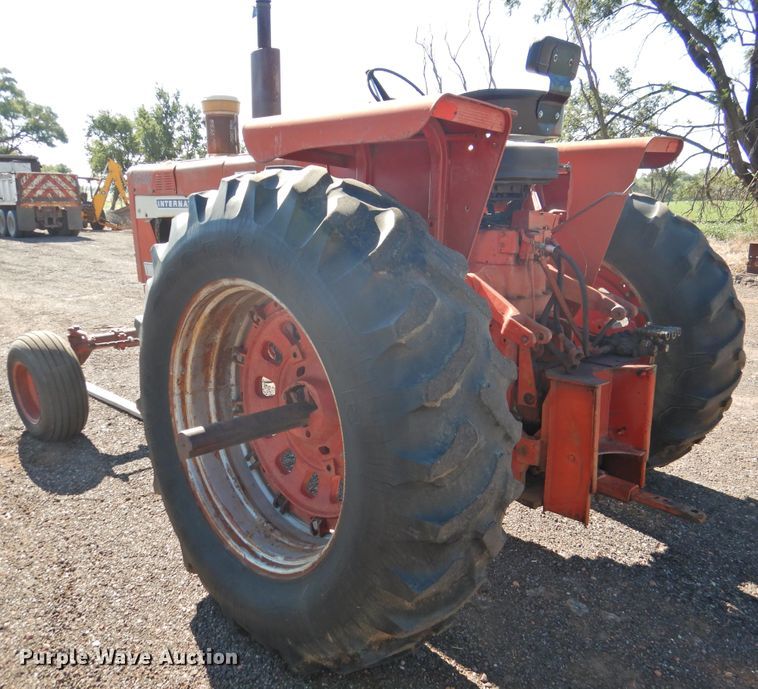 image for item DK2437 1968 International 1256  tractor