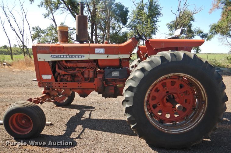 image for item DK2437 1968 International 1256  tractor