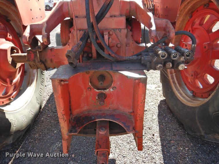 image for item DK2437 1968 International 1256  tractor