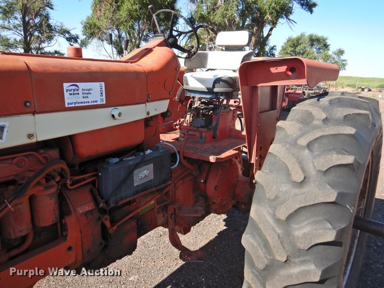 image for item DK2437 1968 International 1256  tractor