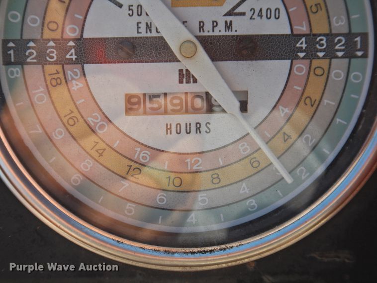 image for item DK2437 1968 International 1256  tractor