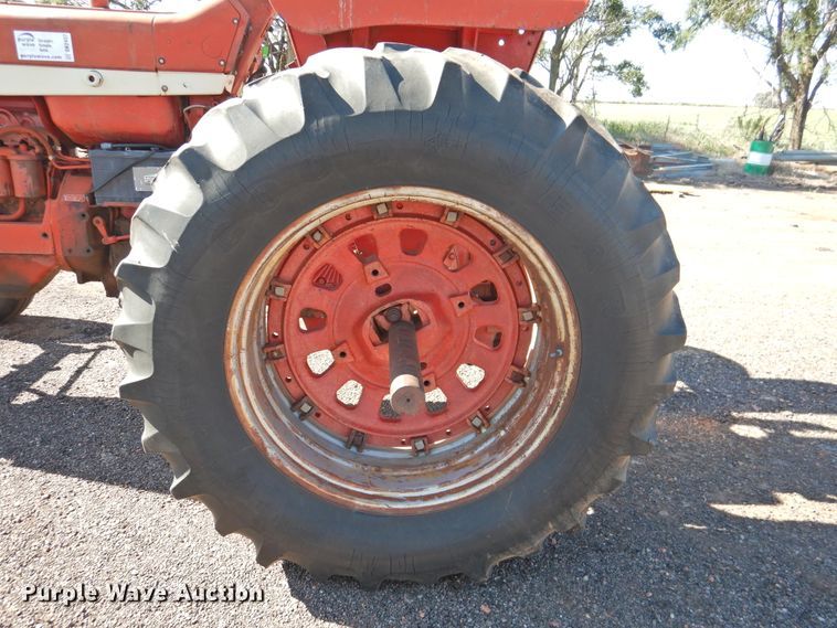 image for item DK2437 1968 International 1256  tractor