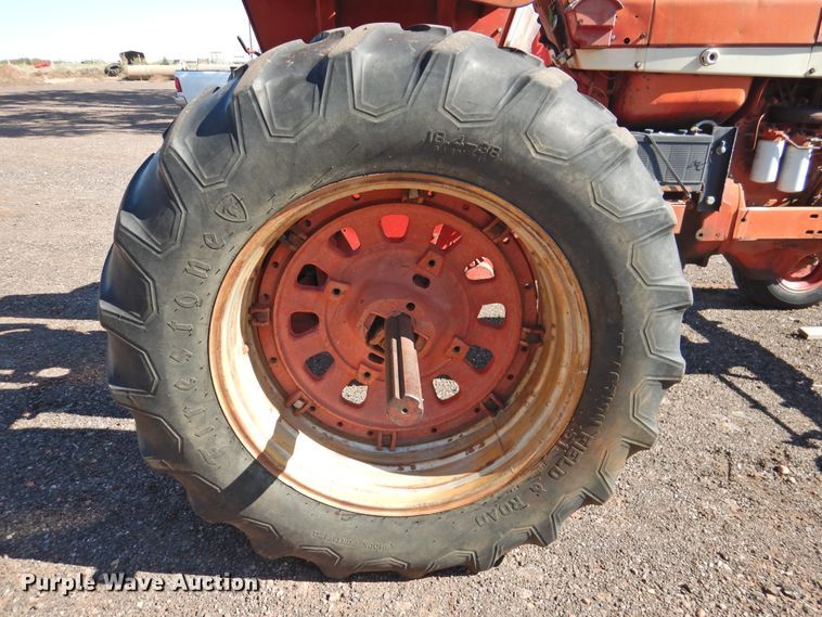 image for item DK2437 1968 International 1256  tractor