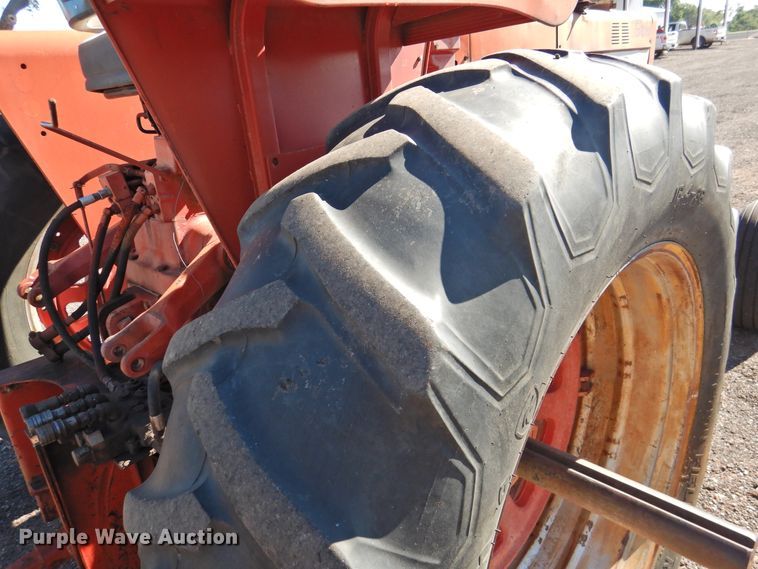 image for item DK2437 1968 International 1256  tractor