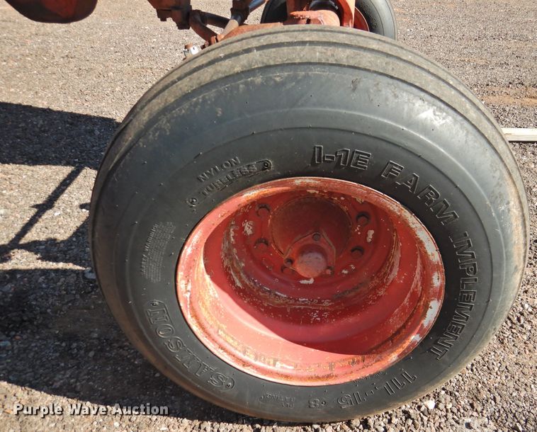 image for item DK2437 1968 International 1256  tractor