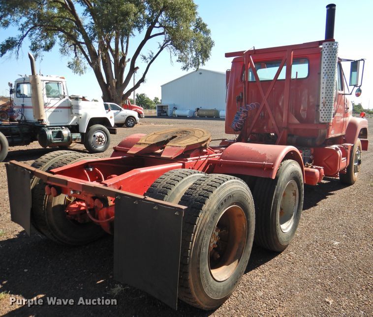 image for item DK2438 1981 International 2575  semi truck