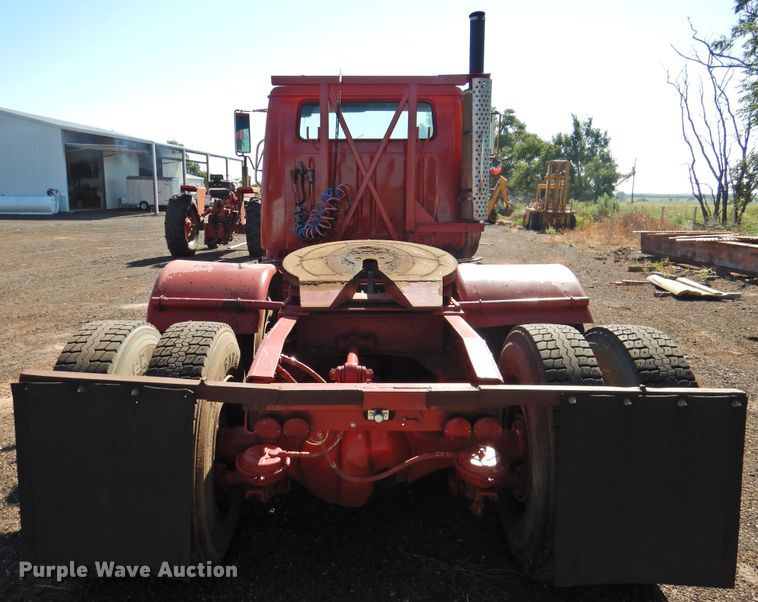 image for item DK2438 1981 International 2575  semi truck