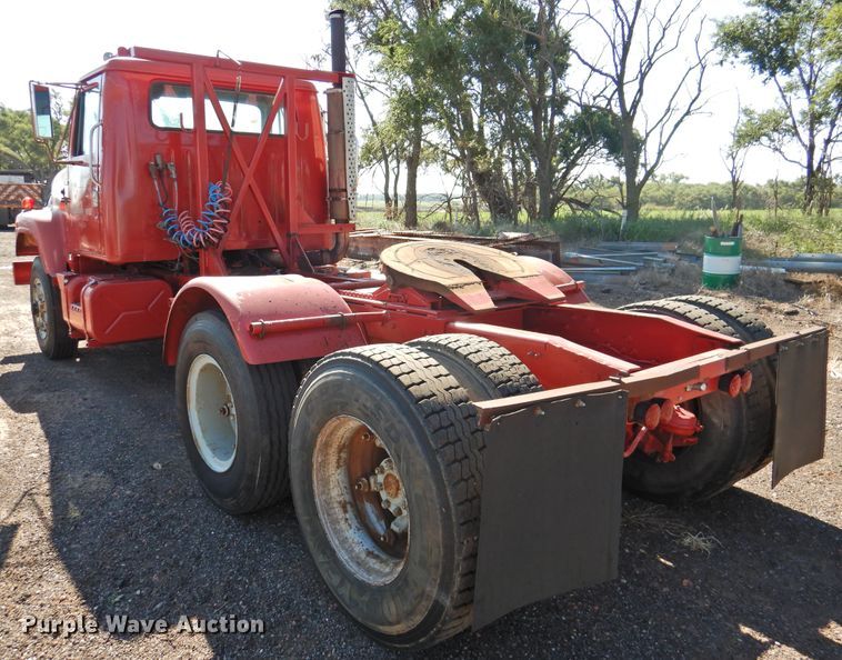 image for item DK2438 1981 International 2575  semi truck