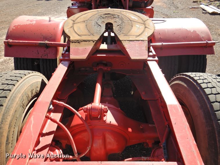 image for item DK2438 1981 International 2575  semi truck