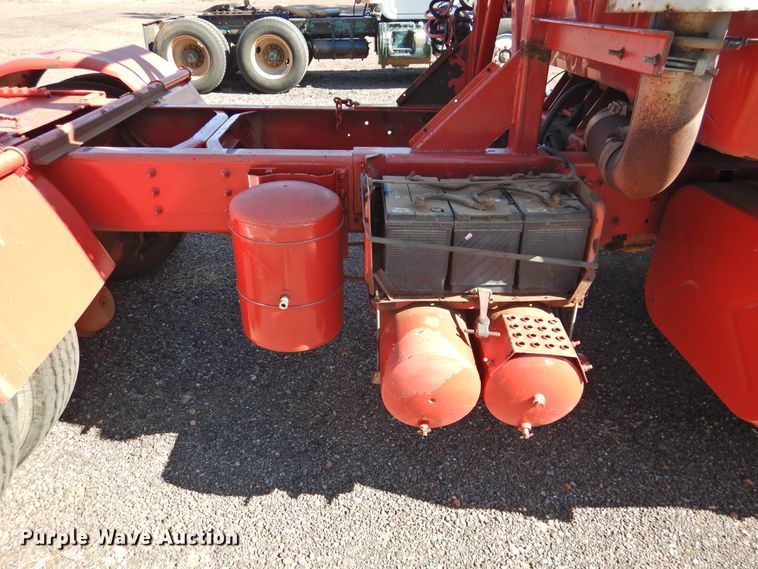 image for item DK2438 1981 International 2575  semi truck