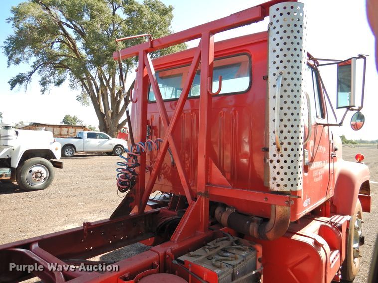 image for item DK2438 1981 International 2575  semi truck