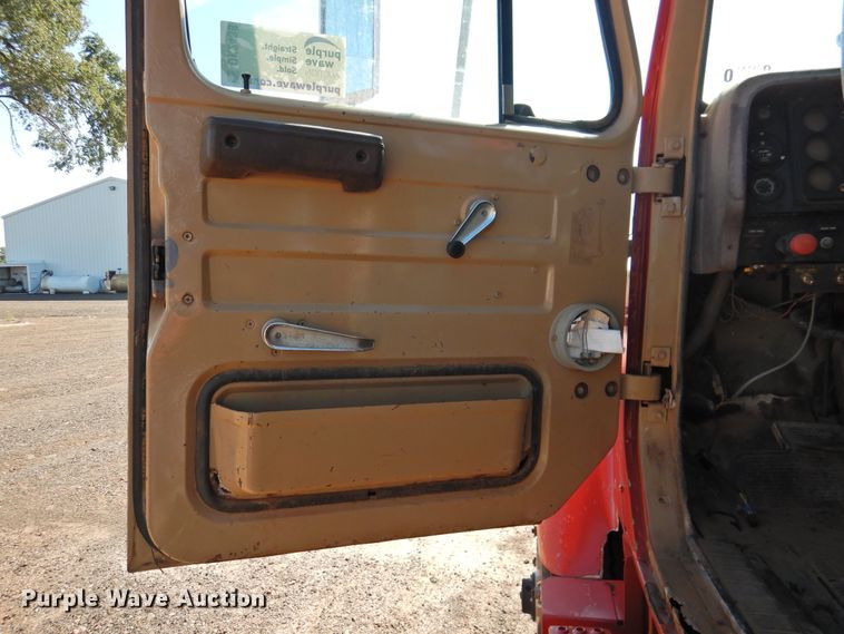 image for item DK2438 1981 International 2575  semi truck