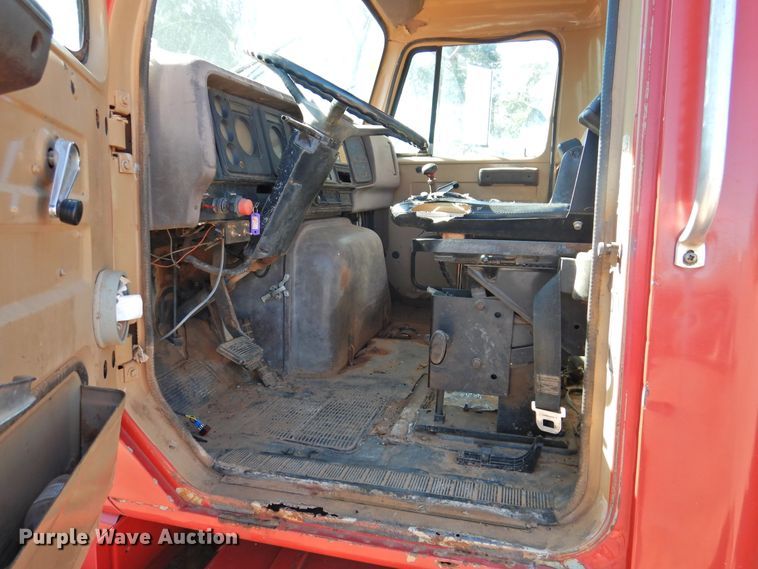 image for item DK2438 1981 International 2575  semi truck