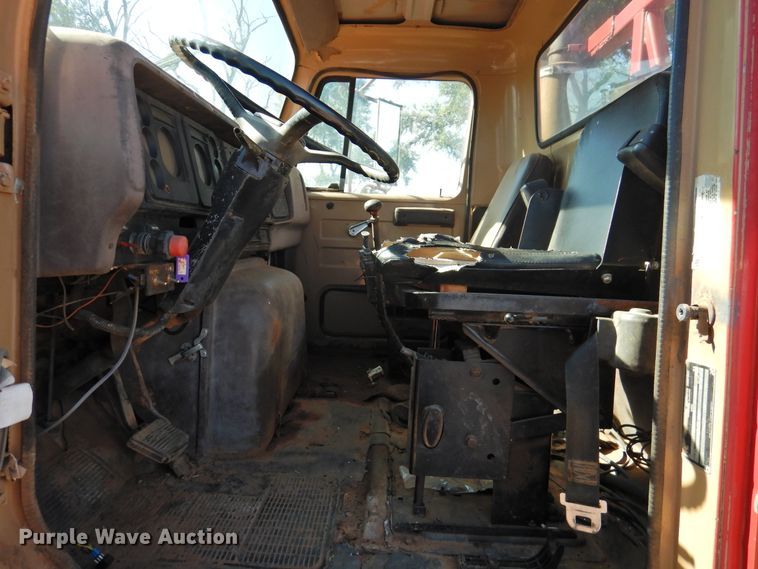 image for item DK2438 1981 International 2575  semi truck