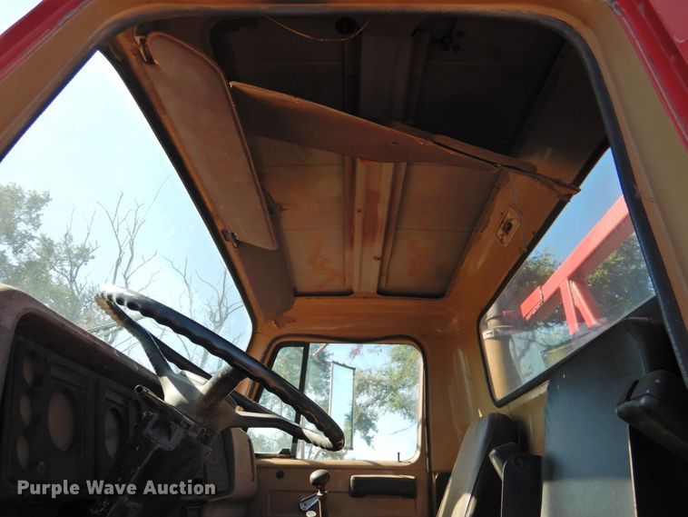 image for item DK2438 1981 International 2575  semi truck