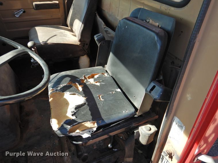 image for item DK2438 1981 International 2575  semi truck