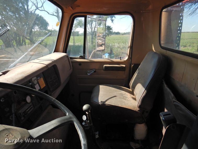 image for item DK2438 1981 International 2575  semi truck