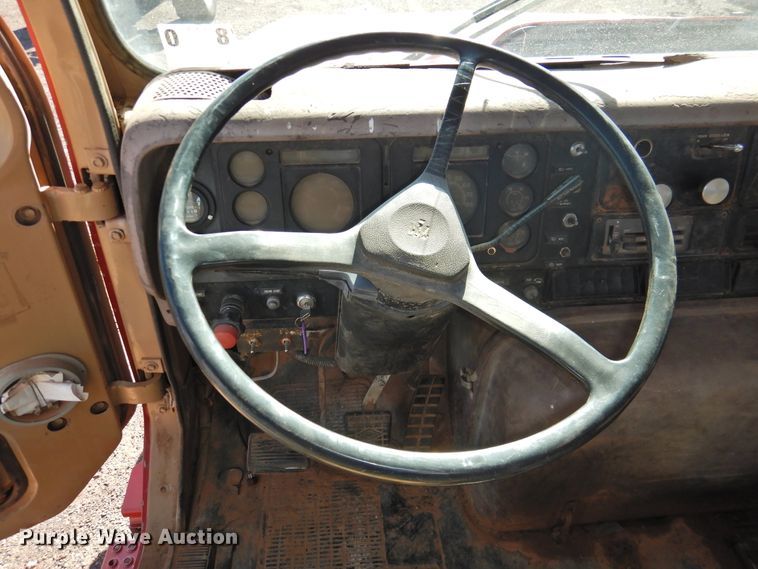 image for item DK2438 1981 International 2575  semi truck