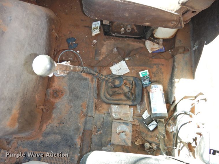 image for item DK2438 1981 International 2575  semi truck