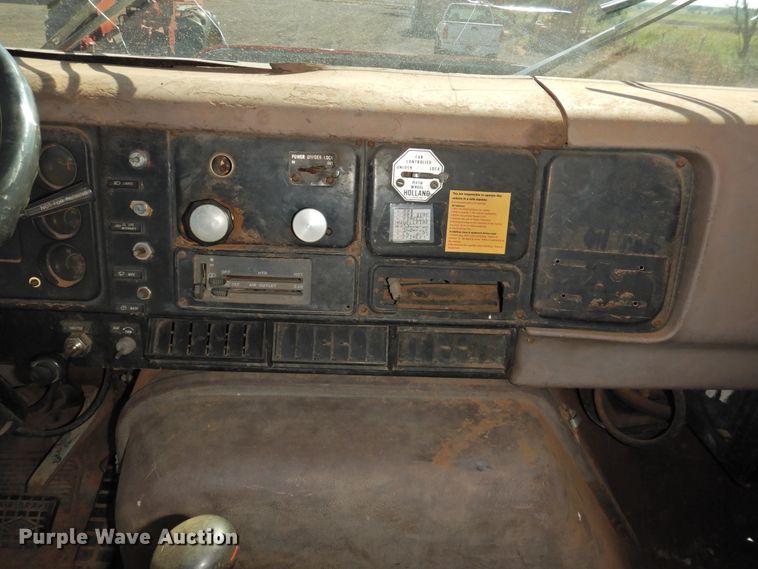 image for item DK2438 1981 International 2575  semi truck