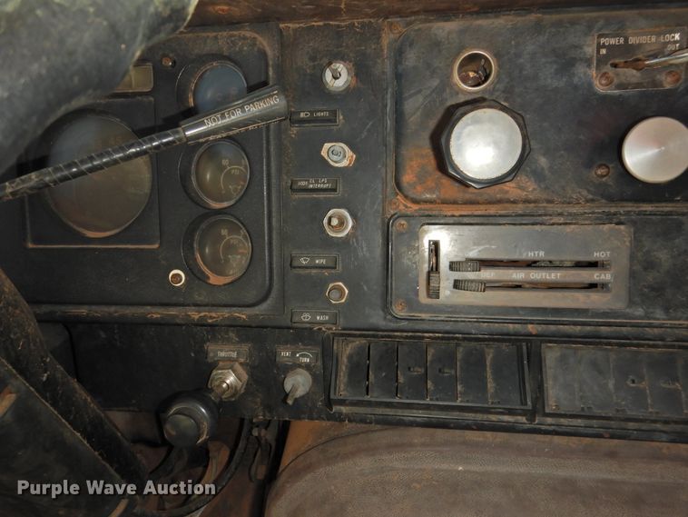 image for item DK2438 1981 International 2575  semi truck