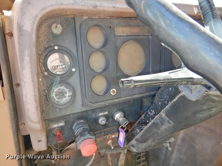 image for item DK2438 1981 International 2575  semi truck