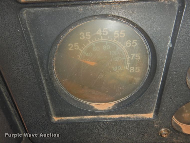 image for item DK2438 1981 International 2575  semi truck