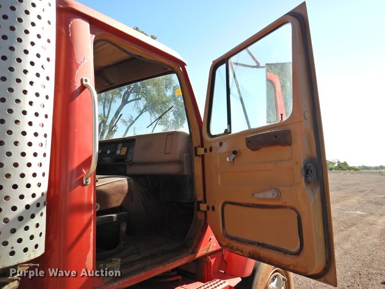 image for item DK2438 1981 International 2575  semi truck