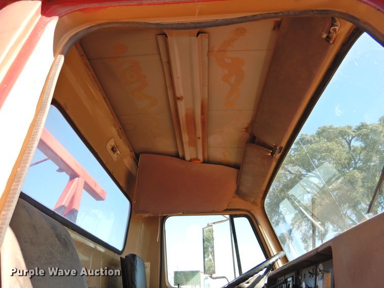 image for item DK2438 1981 International 2575  semi truck