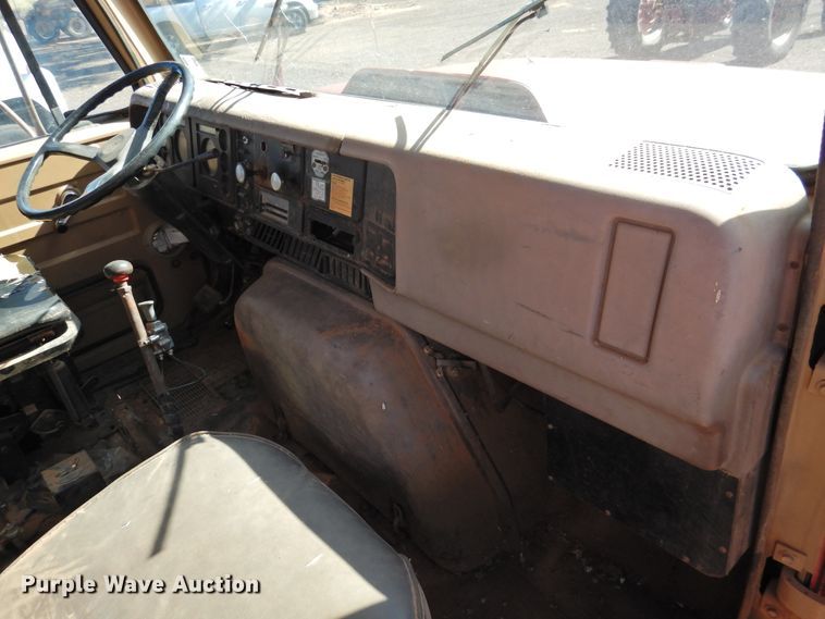 image for item DK2438 1981 International 2575  semi truck