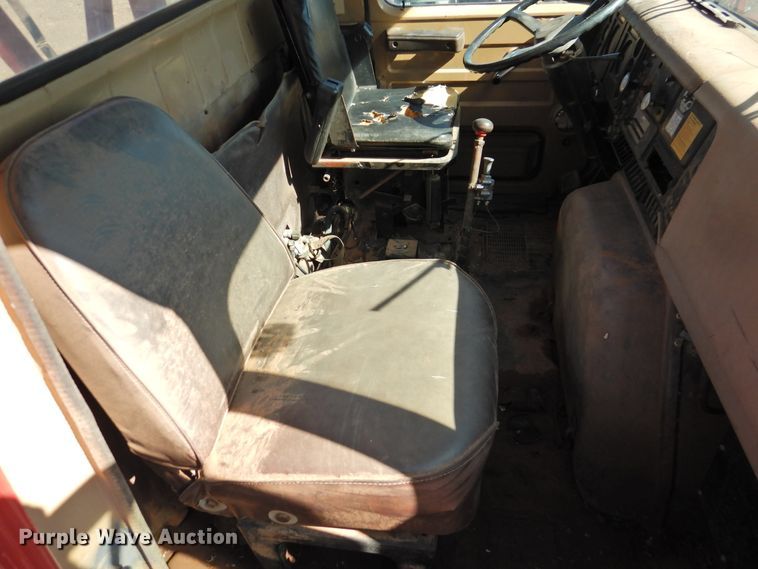 image for item DK2438 1981 International 2575  semi truck