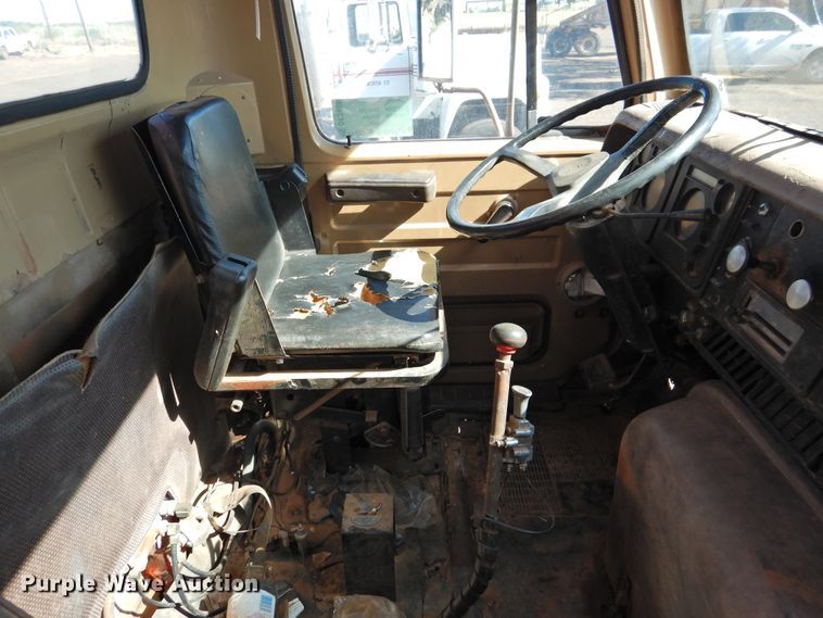 image for item DK2438 1981 International 2575  semi truck