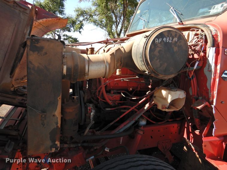 image for item DK2438 1981 International 2575  semi truck