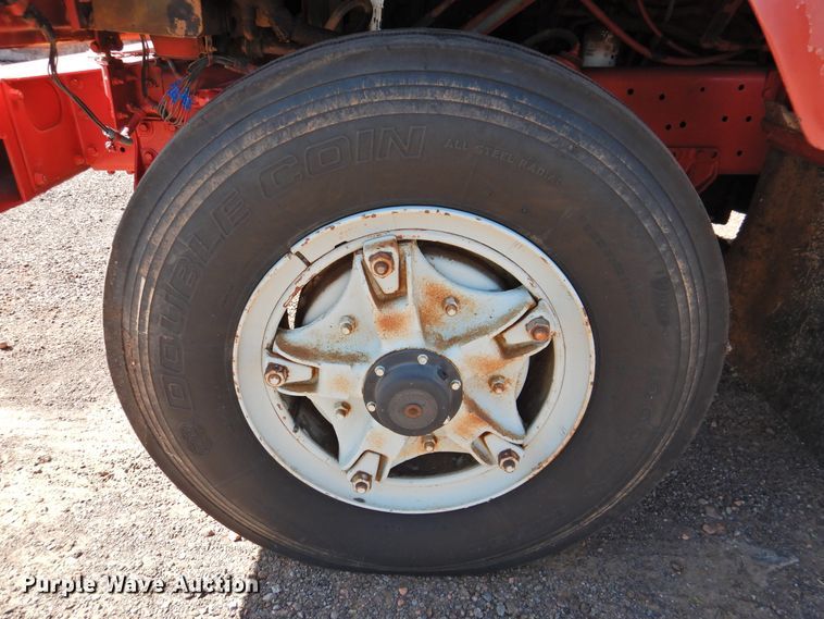 image for item DK2438 1981 International 2575  semi truck