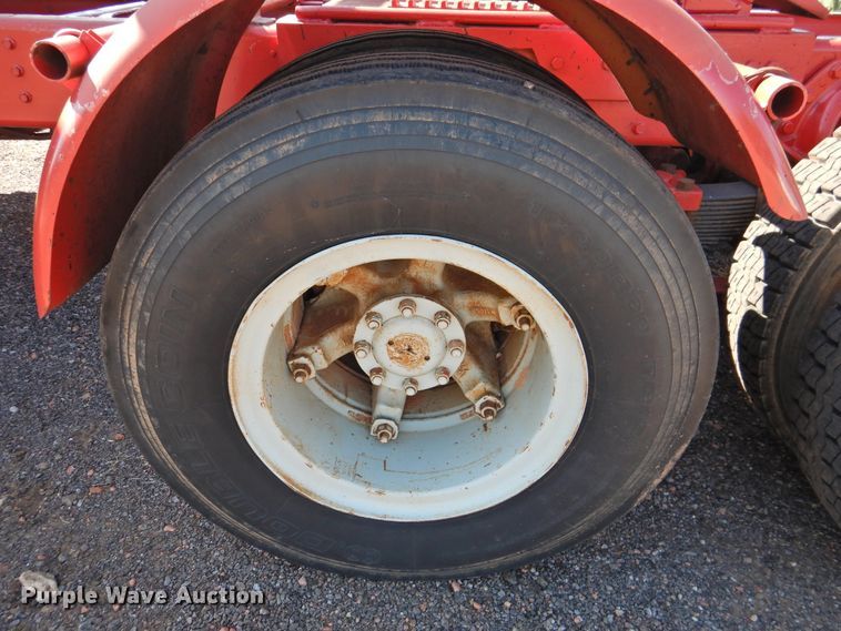 image for item DK2438 1981 International 2575  semi truck