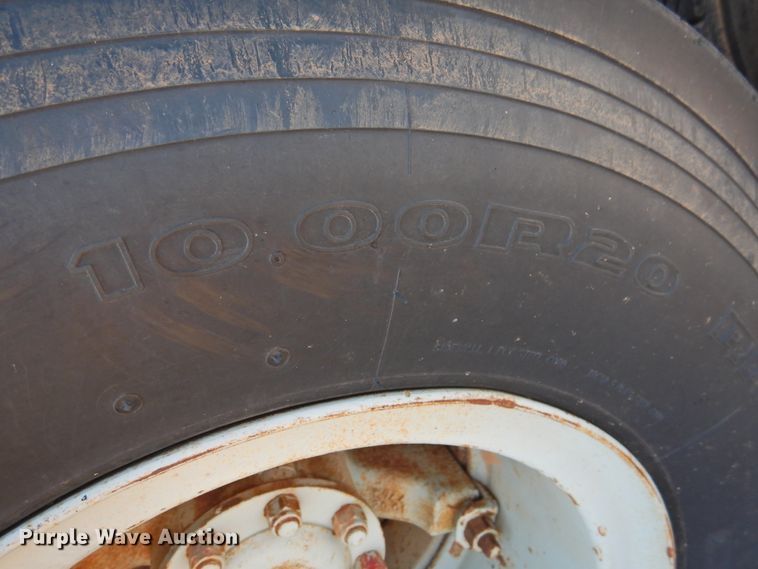 image for item DK2438 1981 International 2575  semi truck