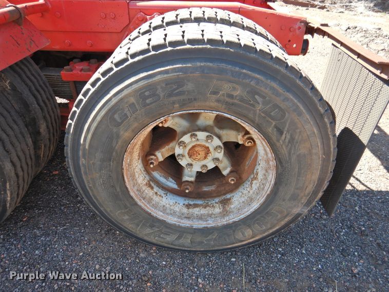 image for item DK2438 1981 International 2575  semi truck