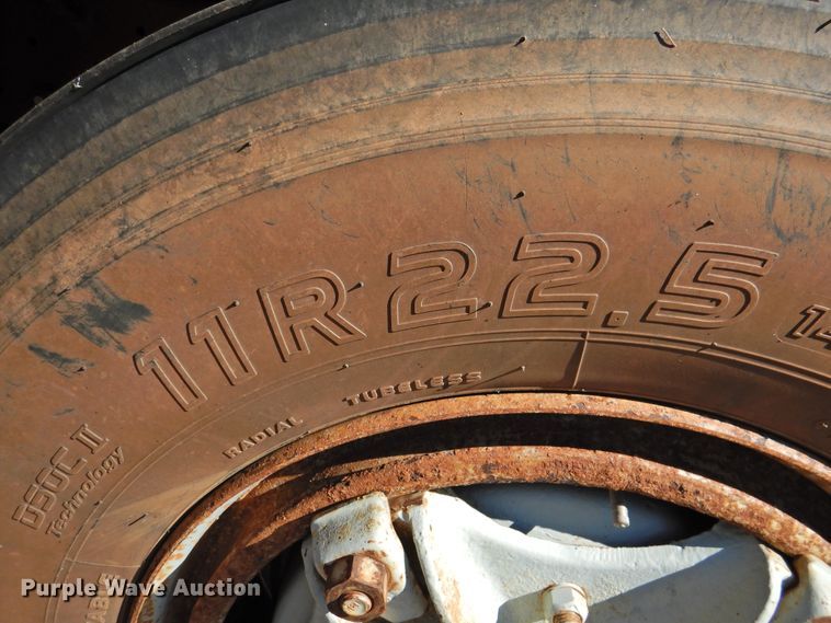 image for item DK2438 1981 International 2575  semi truck