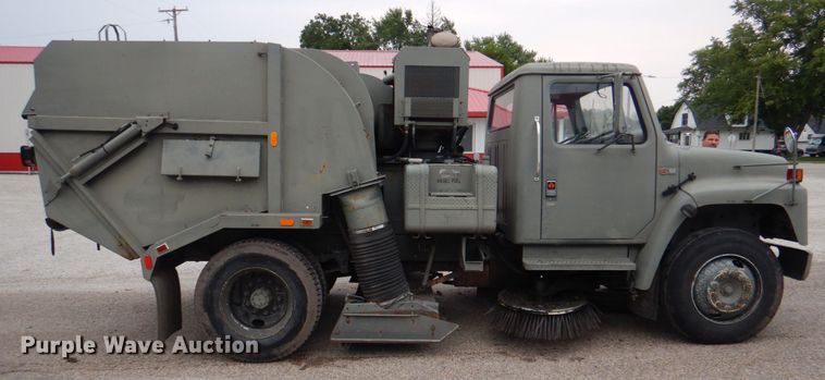 image for item DL0119 1988 International S1600  street sweeper truck