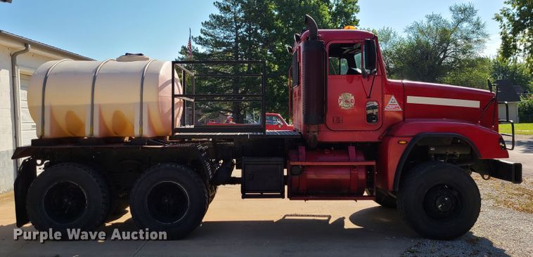 image for item IC9971 2010 Freightliner FLD120  water truck