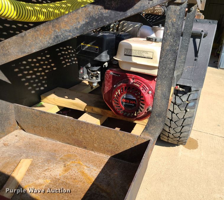 image for item IC9971 2010 Freightliner FLD120  water truck