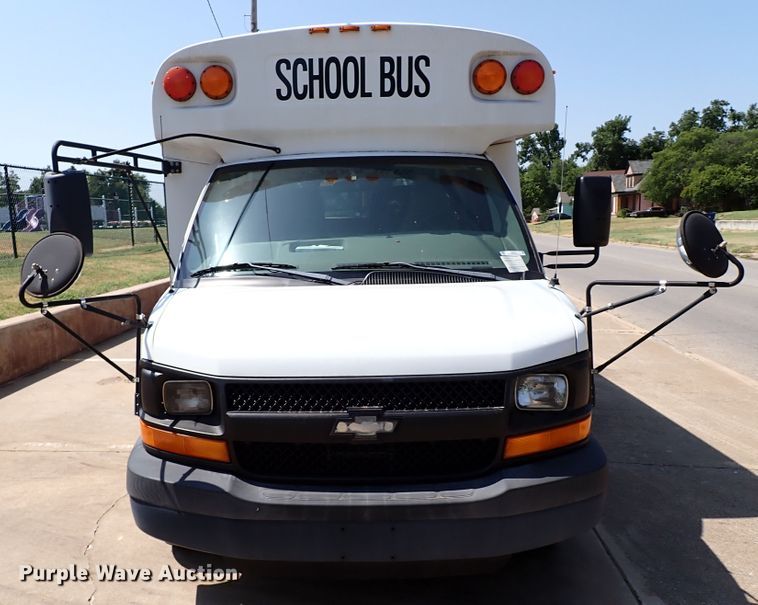 image for item IN9618 2005 Chevrolet Express G3500  shuttle bus