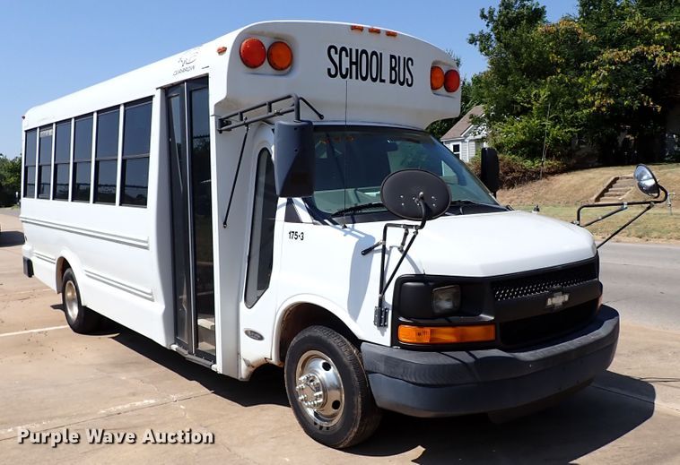 image for item IN9618 2005 Chevrolet Express G3500  shuttle bus