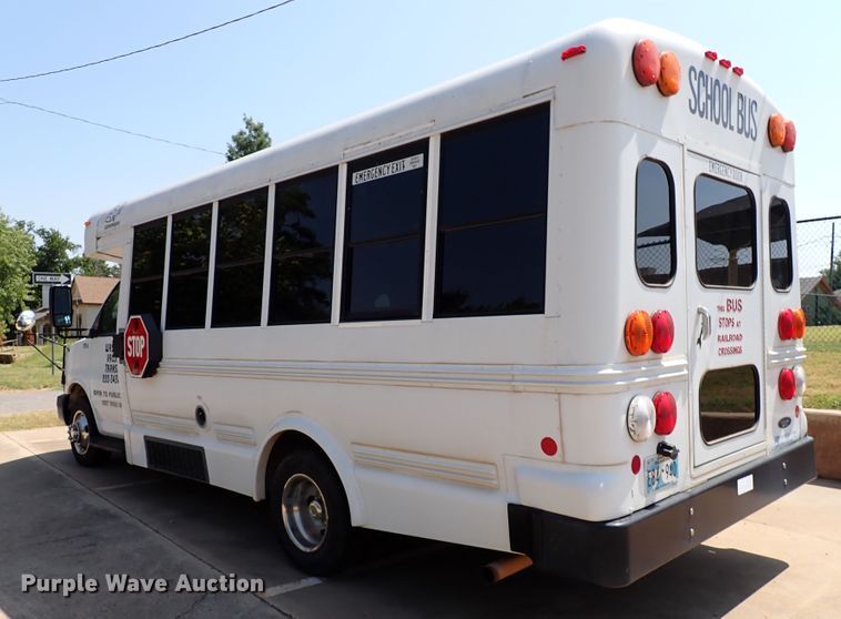 image for item IN9618 2005 Chevrolet Express G3500  shuttle bus