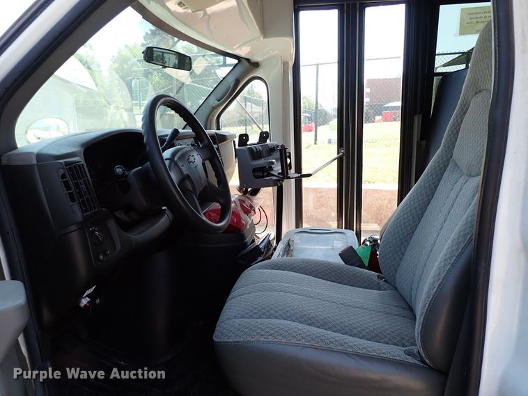 image for item IN9618 2005 Chevrolet Express G3500  shuttle bus